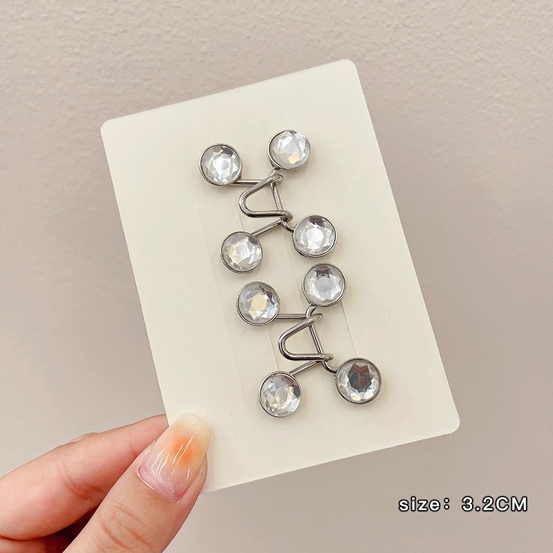 Phụ kiện ghim cài cho áo quần có thể dùng như khóa cài cố định lưng quần.