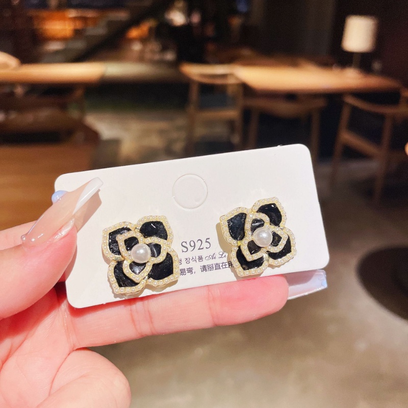 Bông Tai Hình Hoa Trà Đính Ngọc Trai Phong Cách Vintage