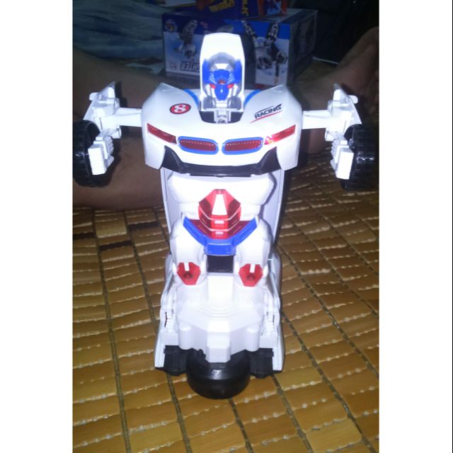 Xe chạy PIN biến thành Robot có nhạc và đèn Led rất đẹp (tặng kèm PIN)