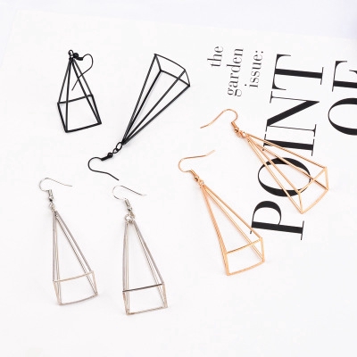 Hoa tai thiết kế khung hình tam giác dễ thương cho nữ