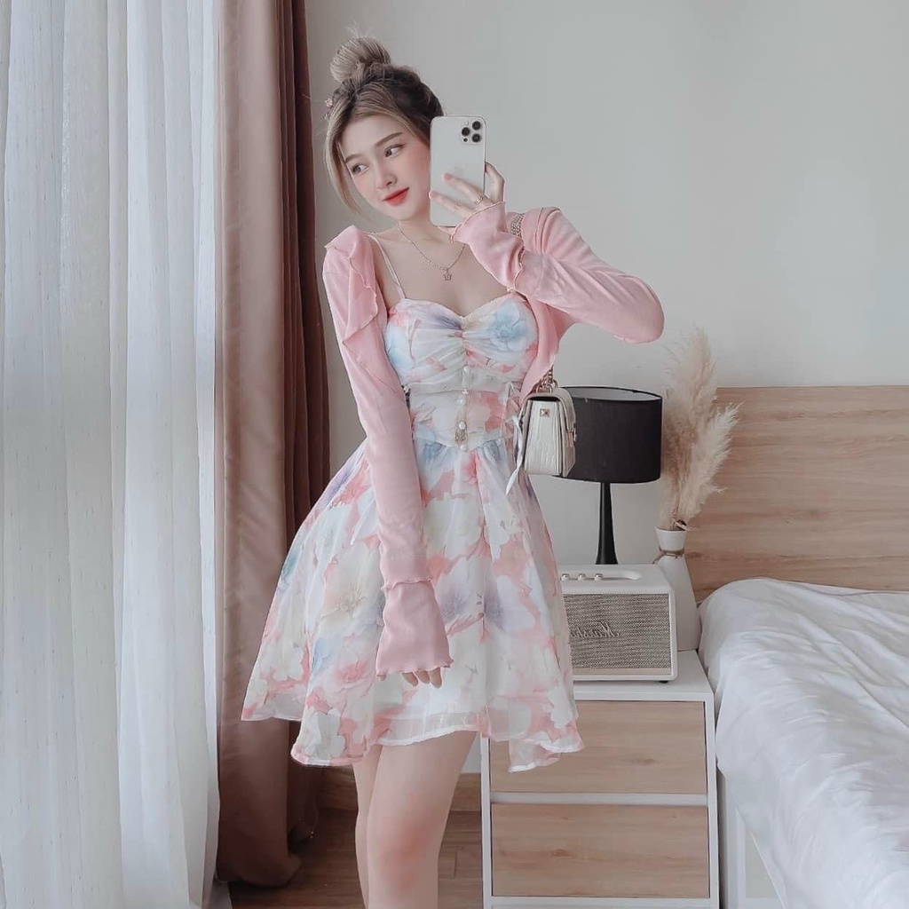 Sét váy đầm hai dây họa tiết hoa đính cườm mix áo khoác hồng tay dài xinh xắn