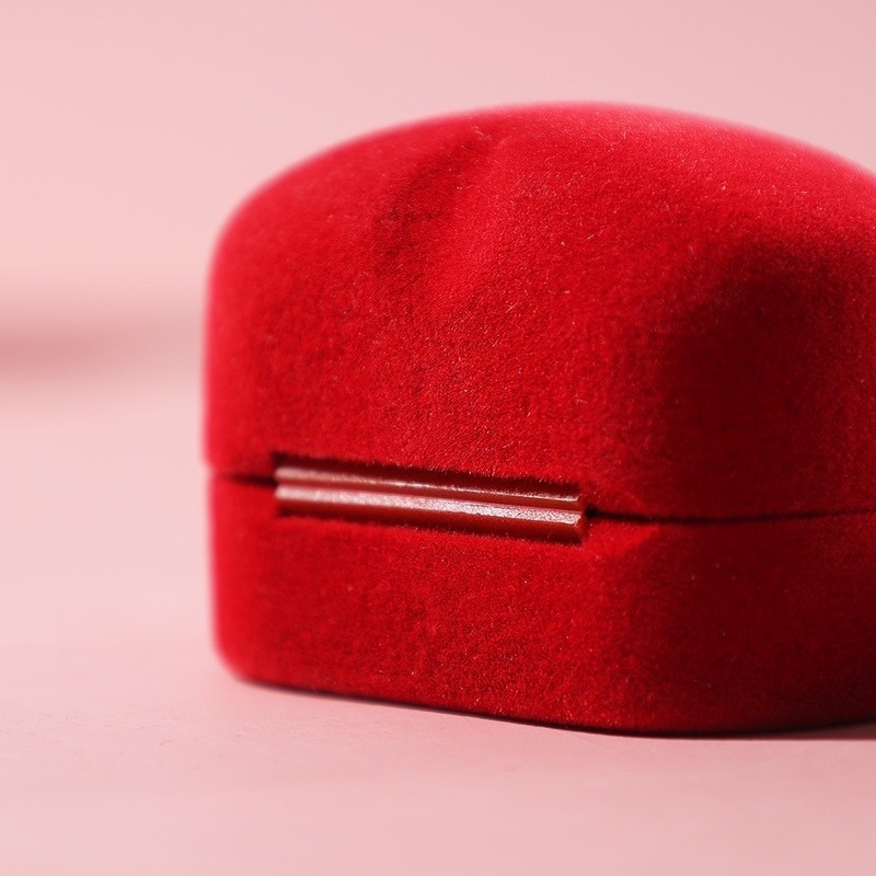 Hộp đựng nhẫn hình trái tim màu đỏ sang trọng