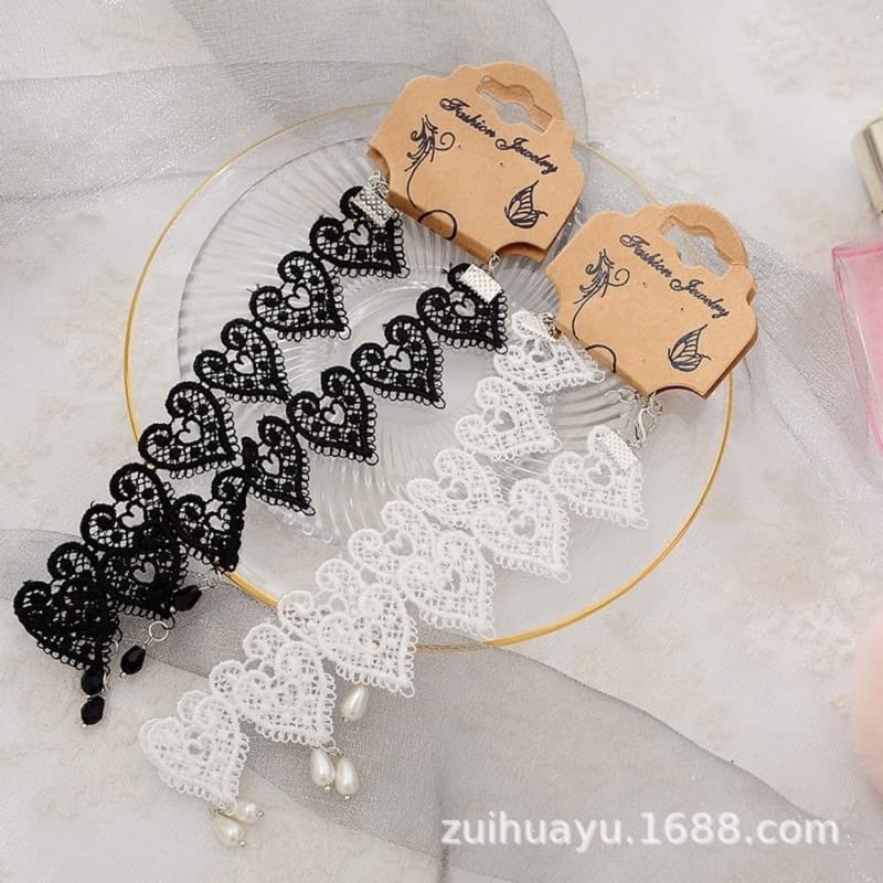 Phụ kiện vòng cổ chocker vừa quyến rũ vừa sang trọng