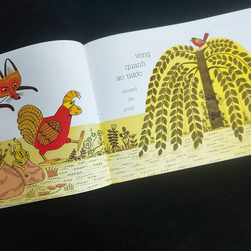 Sách - Picture book song ngữ :Chuyến đi dạo của cô gà mái rosie (dành cho bé 0-6 tuổi)