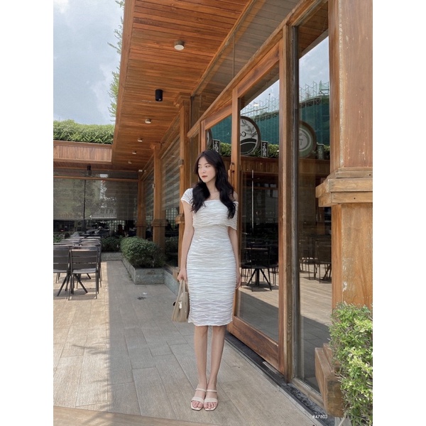 Đầm body lệch vai gợn sóng