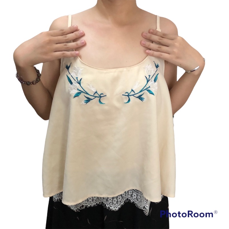Áo kiểu croptop thêu màu kem size L