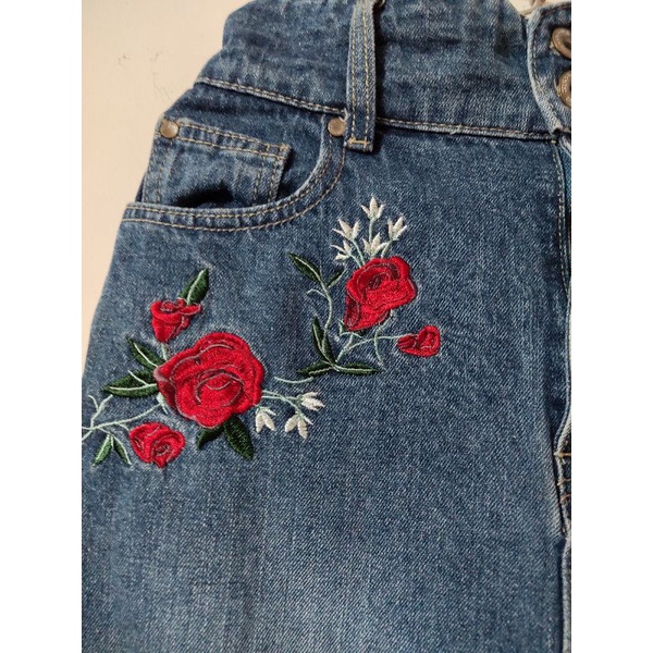 Thanh lý chân váy jean thêu hoa