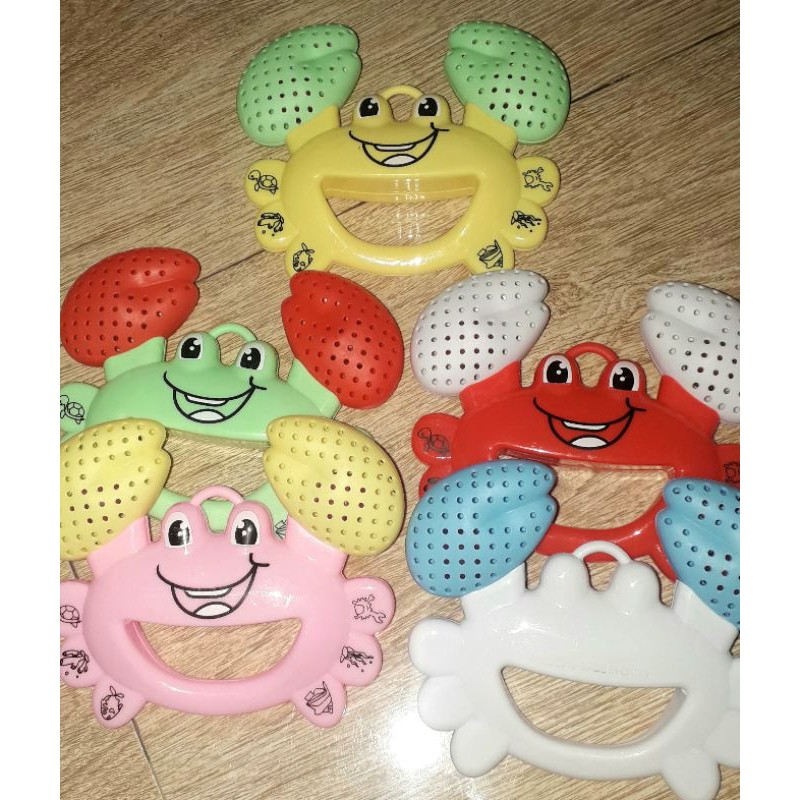 Một chiếc lục lạc_ lắc nhạc hình chú Cua bằng nhựa rất đẹp