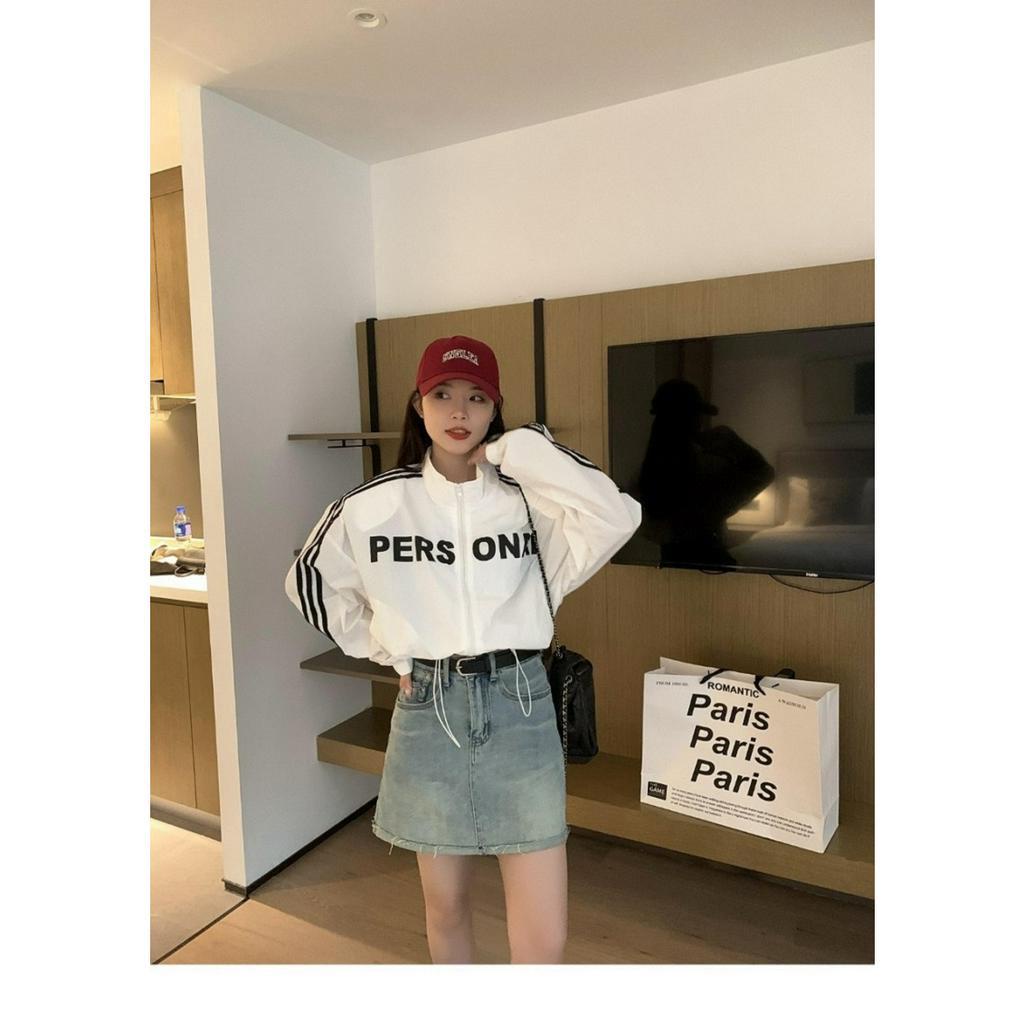 Áo Khoác Dù Nữ Form Croptop Chạy 3 Sọc Tay Và In Chữ Trước Mẫu Mới - ĐĂNG QUANG CLOTHER