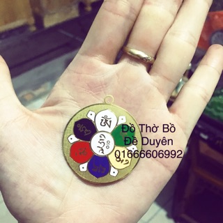 Lá đồng Om mani Padme Hum