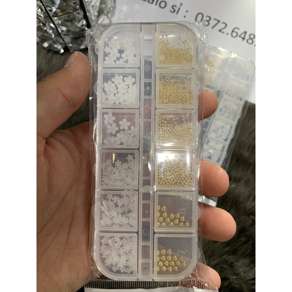 khay hoa nhí trắng 12 ô mix bi vàng ( khay 12 ô )
