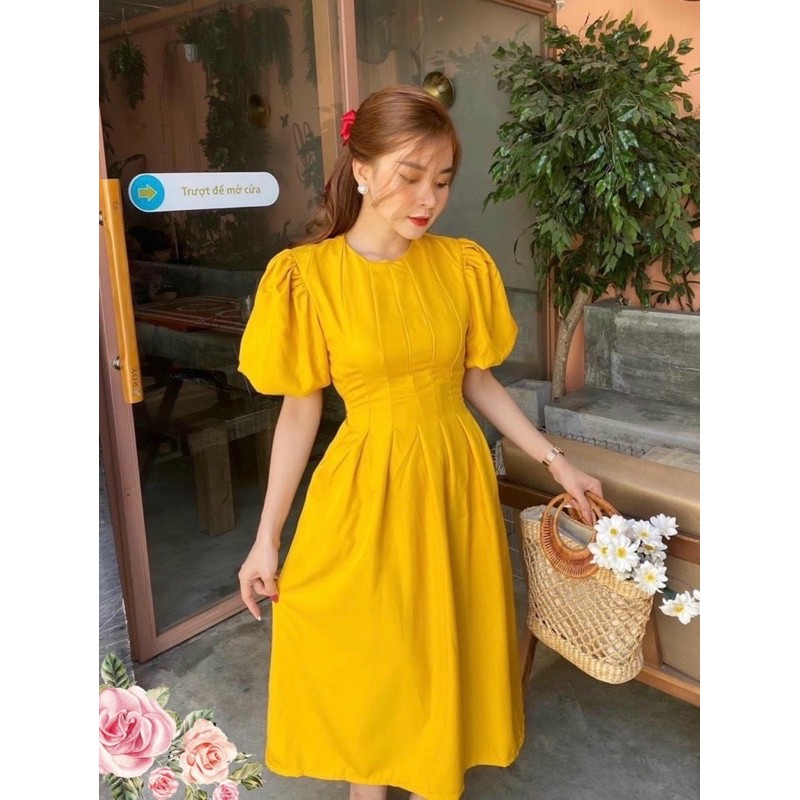 Đầm vàng cổ tròn xếp li