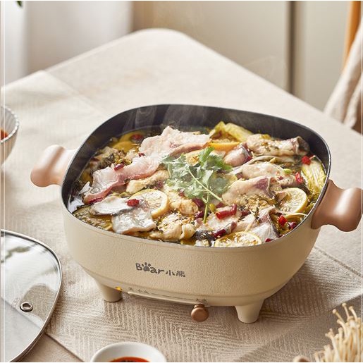 Nồi lẩu Bear 2 ngăn dung tích 5L, chống dính có thể chiên xào, sử dụng thoải mái cho gia đình