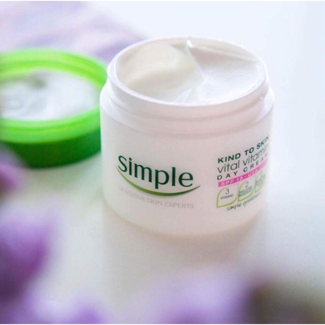 [Bill Anh] Kem dưỡng ngày Simple Kind To Skin Vital Vitamin Day Cream SPF 15 50ml