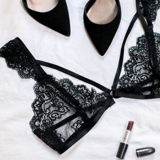 Áo bralette có ren vai