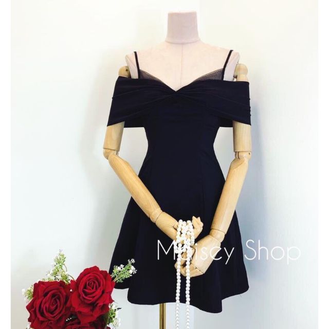 Đầm đen bẹt vai phối ren lưới