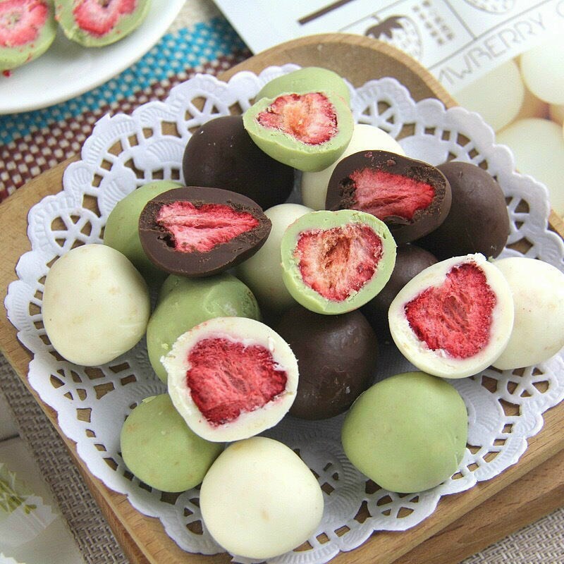 Socola bọc dâu tây sấy lạnh gói 60gram