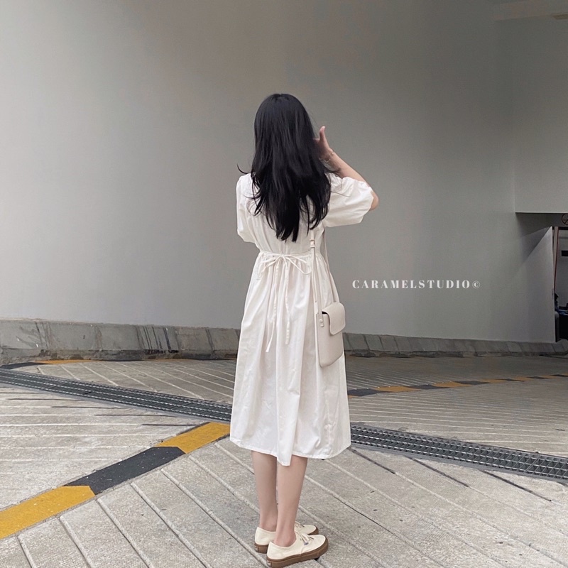 Đầm trắng thêu hoa xanh