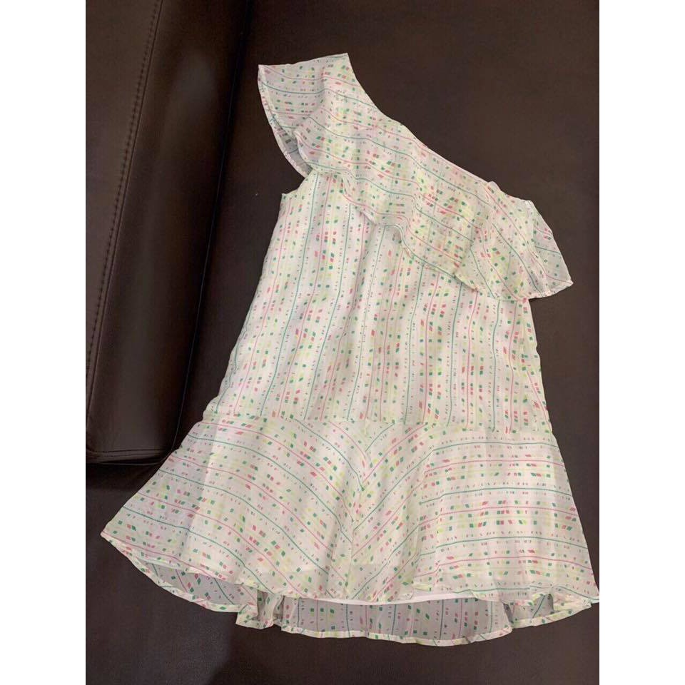 Đầm B.C.B.G lệch vai siêu đẹp!