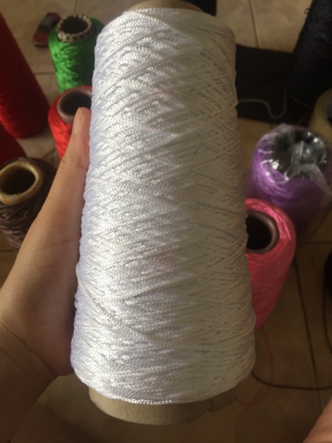 Cuộn dây chỉ dù màu trắng tết vòng