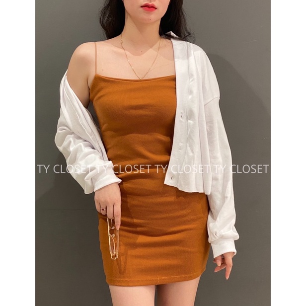 Set đầm nâu hai dây kèm áo khoác nhẹ trắng