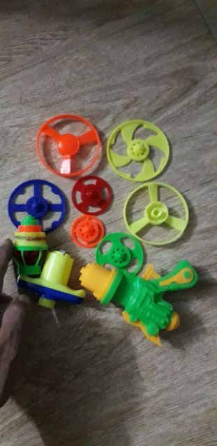 Set bộ gồm 8 vòng quay và 2 dụng cụ lên dây cót bằng nhựa có đèn Led rất đẹp