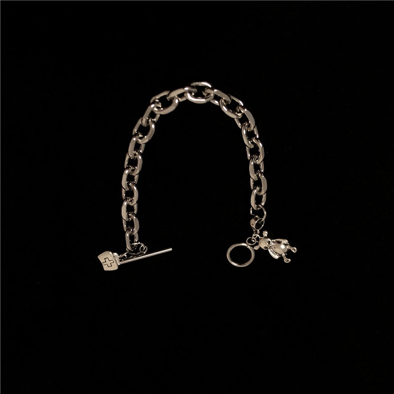 Vòng tay mặt hình gấu và mũ y tá thời trang cá tính 22208