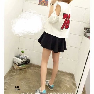 Áo croptop cô gái bện tóc và hở vai