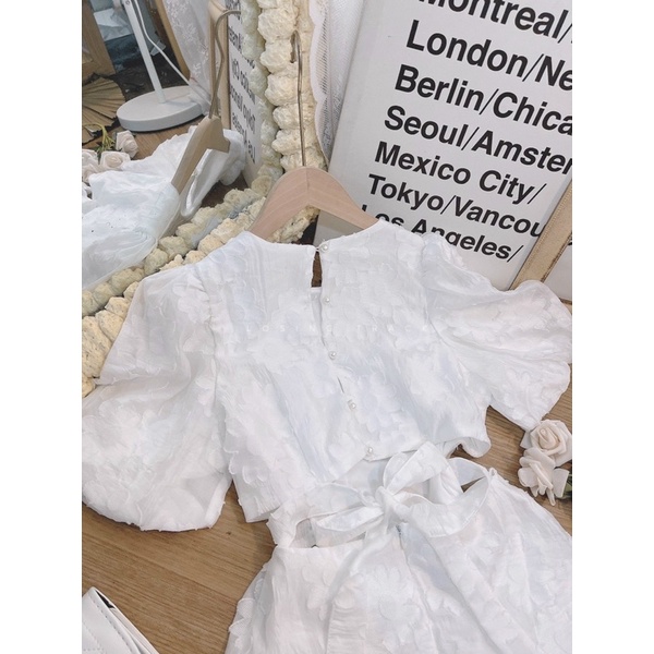 ĐẦM TRẮNG GẤM HOA CỔ V CUTOUT LƯNG