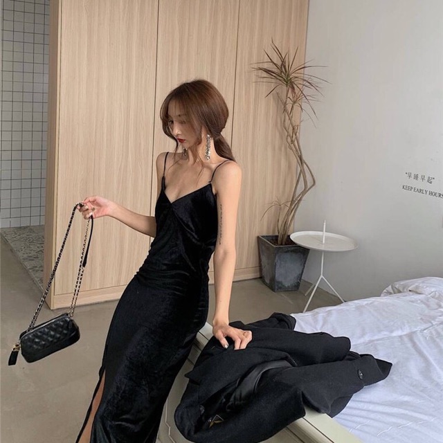 Đầm body hai dây nhung xẻ tà dáng dài. Váy body nhung xẻ sexy