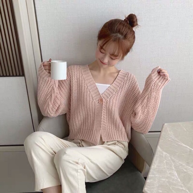 Áo khoác len đan dáng lửng vai rộng.