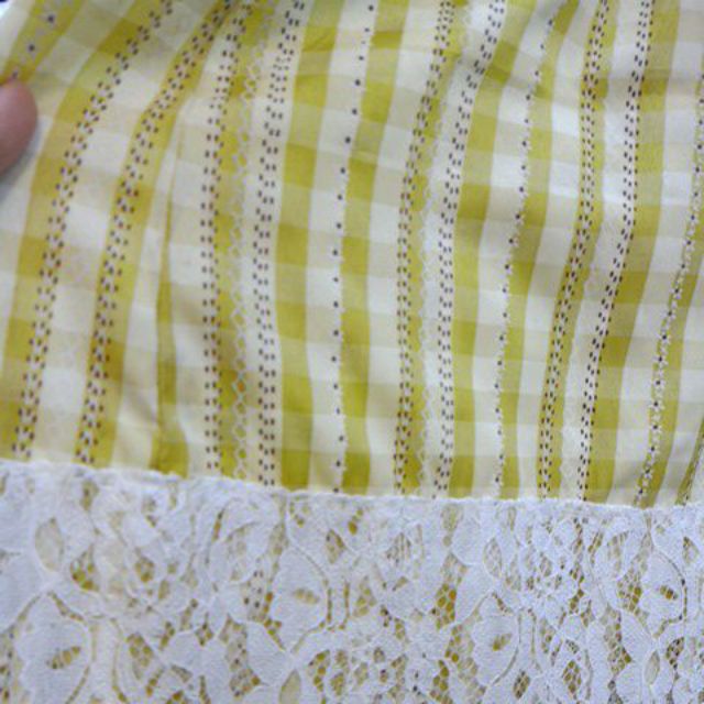 Đầm caro vàng đan dây mắt cáo lai ren