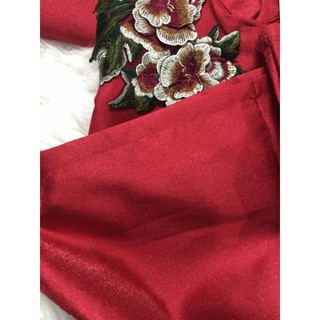 Áo dài gấm đỏ thêu hoa