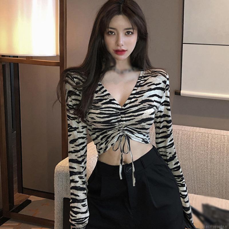 Áo croptop tay dài in họa tiết ngựa vằn cổ chữ V quyến rũ