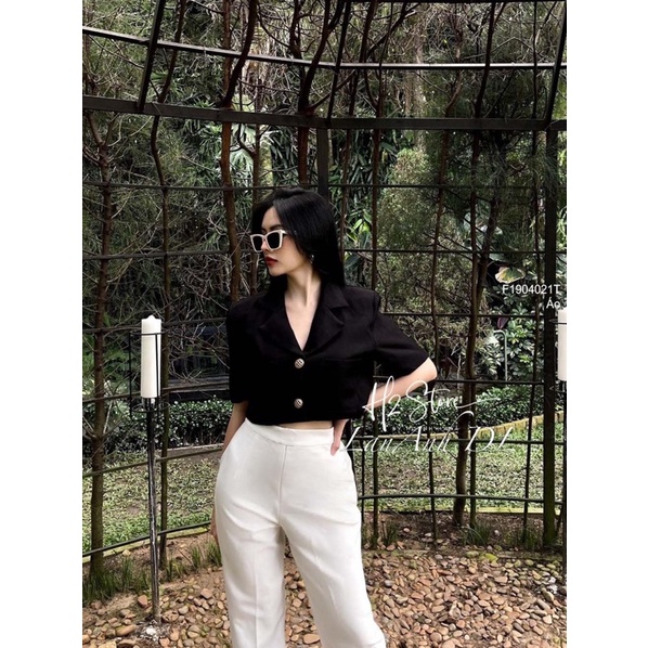 Áo croptop cổ vest phối hai túi