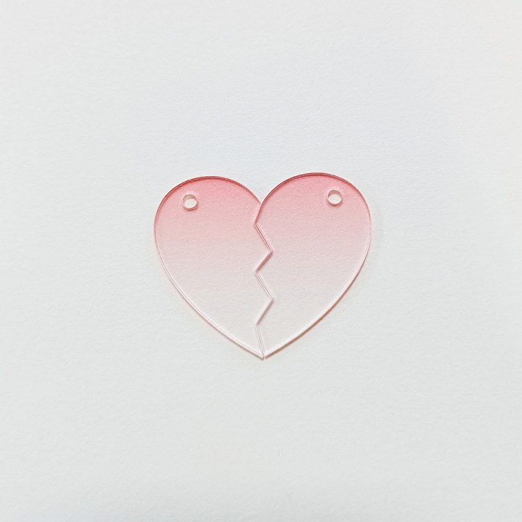 Chia đôi móc khóa acrylic tình yêu