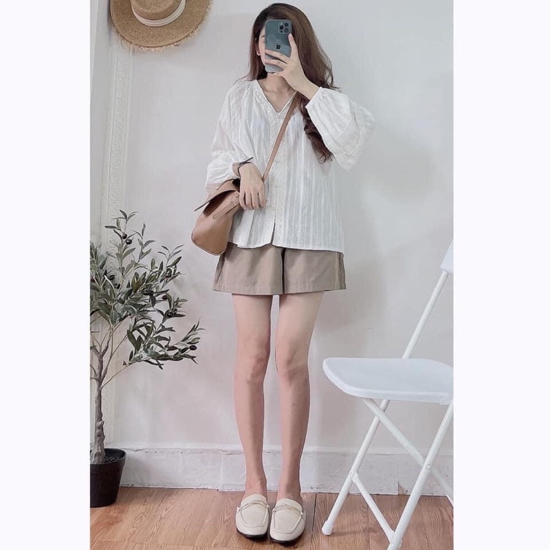 Áo sơmi cổ chữ V đắp ren dọc khuy trước
