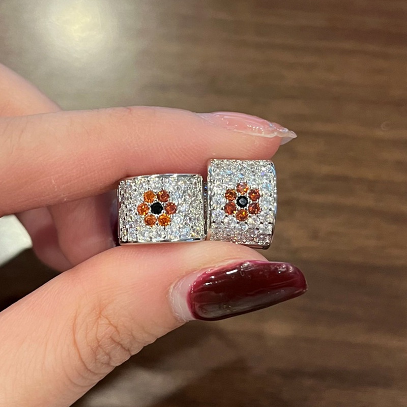 Đôi Khuyên Tai Tròn Nhỏ Hình Hoa Màu Cam Thanh Lịch Mới Cho Nữ