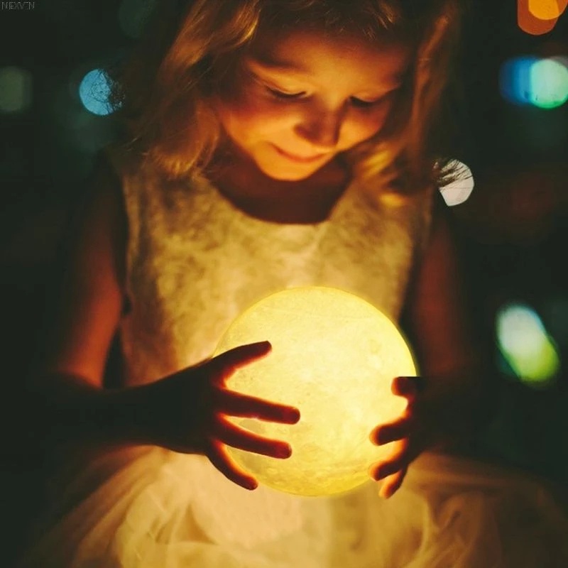 ĐÈN NGỦ MẶT TRĂNG 8 inch màu ấmĐèn ngủ Mặt Trăng Moon Light 3D Cảm Ứng. Phù hợp với những bạn thích trang trí phòng ngủ.