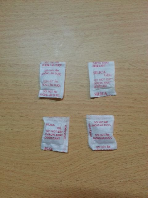 Hạt hút ẩm gói 1g chữ màu đỏ giá 70k/1kg,chữ màu đen 62k/1kg