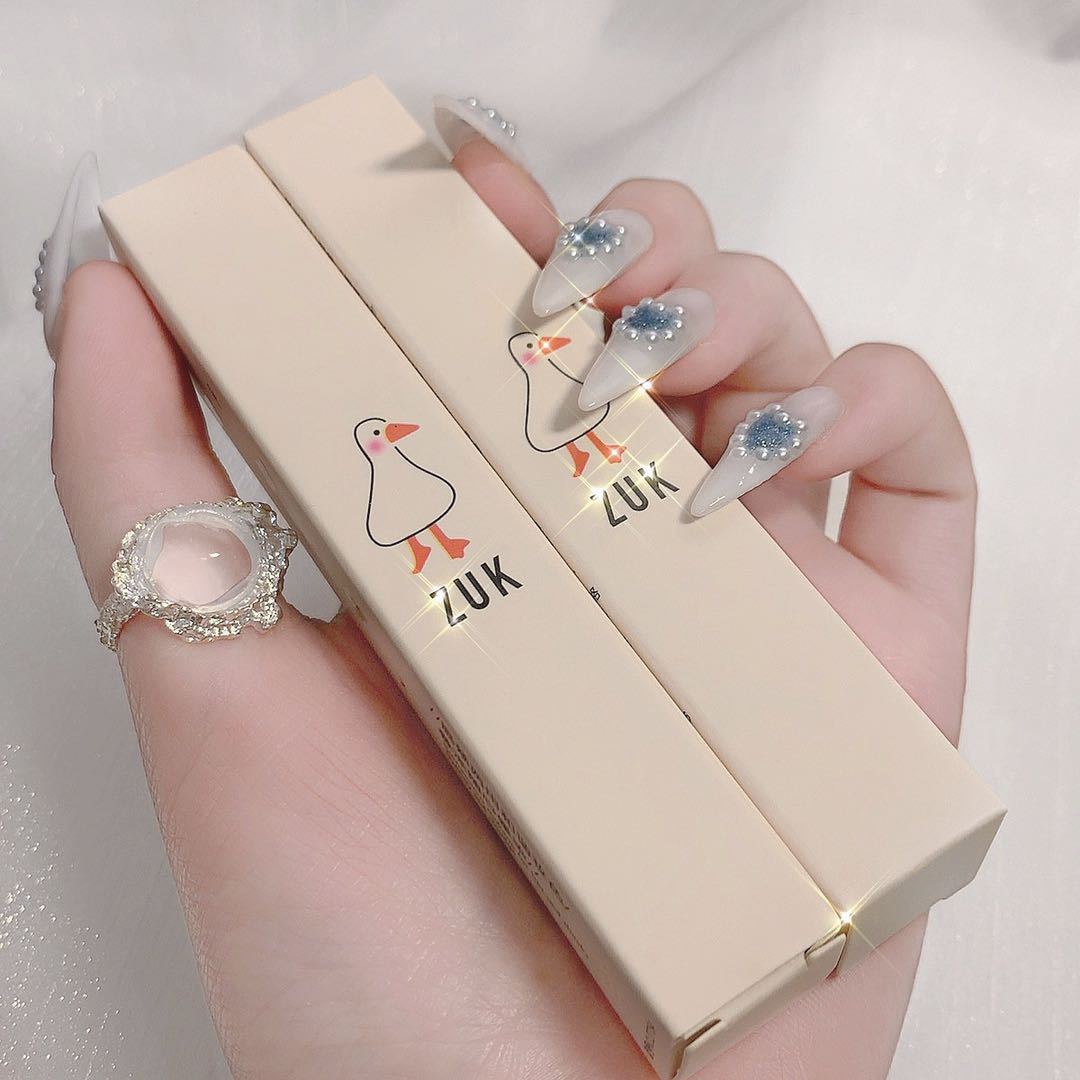 [Hàng mới về] Son môi màu nhung lì lâu trôi thiết kế vỏ hình chú vịt dễ thương | BigBuy360 - bigbuy360.vn