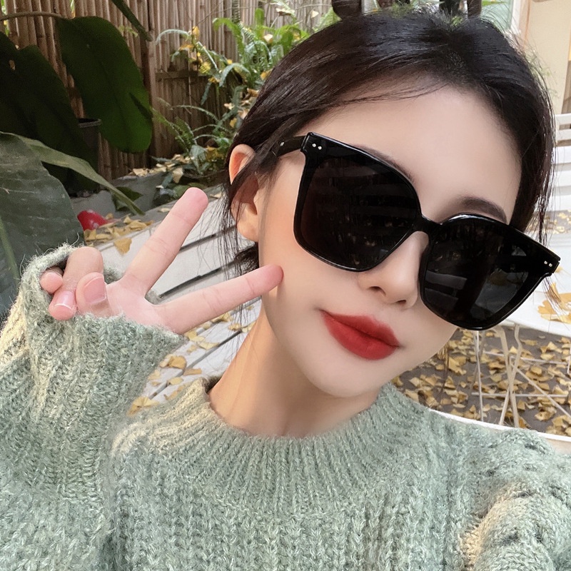 Kính Mát Thời Trang Cho Cả Nam Và Nữ