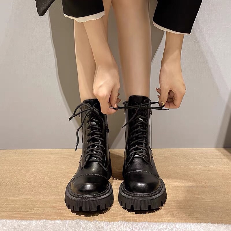 Boots trắng gót đen cao 5p dễ dàng phối đồ