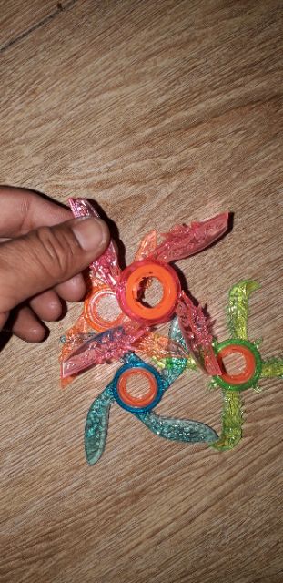 Sét 4 chiếc đồ chơi quay đeo ngón tay bằng nhựa