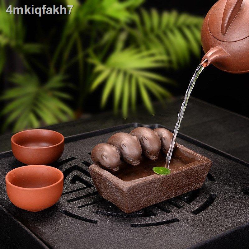 ☏Sáng tạo trà cát tím vật nuôi heo con uống nước thủ công bốn con heo được mặc quần áo đẹp và đầy đủ Chơi