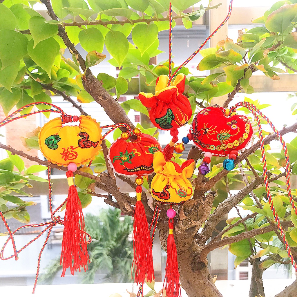 Dây treo túi thơm thảo mộc màu đỏ vàng, nhiều họa tiết, thích hợp trang trí