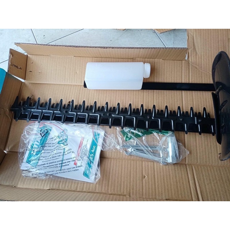 TOTAL Máy cắt tỉa hàng rào 0.75Kw-25.4cc 1HP TGT5265511