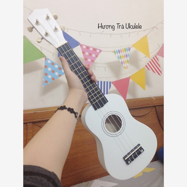 Đàn Ukulele soprano trắng (Ảnh thật, có sẵn/tặng kèm phụ kiện, stickers random)