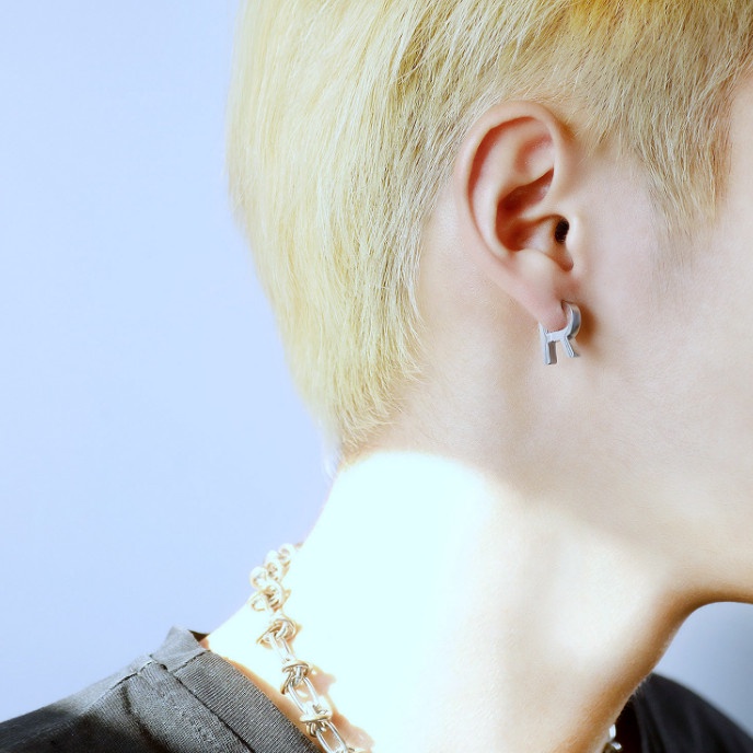 Bông Tai Nam Nữ Unisex Hình Chữ R Titan Ko Han Rỉ TT 3923 - 1 Cặp