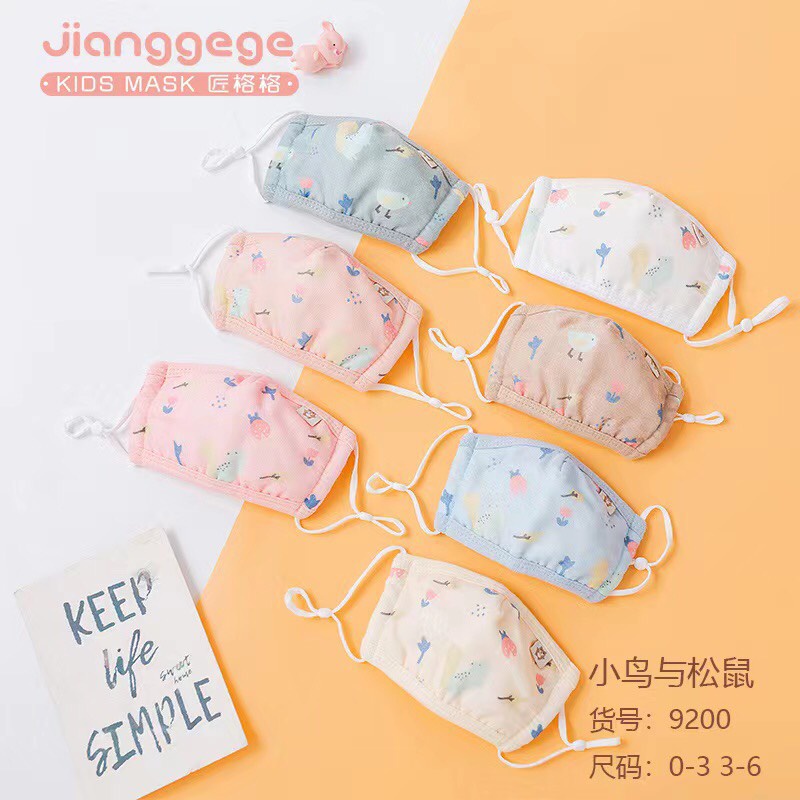 Khẩu trang vải cotton cho bé từ 1 đến 3 tuổi, có nút điều chỉnh.